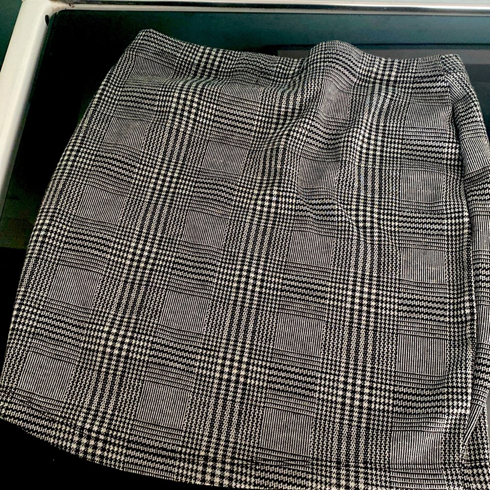 Girls black and white elastic skirt, small